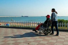 宣汉八旬老人推轮椅带老伴游中国(为了方便推轮椅带老伴出门)