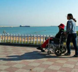 宣汉八旬老人推轮椅带老伴游中国(为了方便推轮椅带老伴出门)