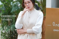 宣汉兼职模特被摄影师亲(兼职模特被摄影师亲了)